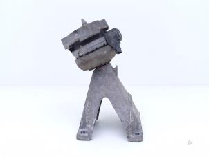 Engine mount from a Audi A8 (D3) 6.0 W12 48V Quattro 2004