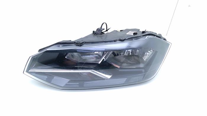 Używane Reflektor lewy Volkswagen Polo VI (AW1) 1.0 MPI 12V Cena € 65,00 Procedura marży oferowane przez Automaterialen Ronald Morien B.V.