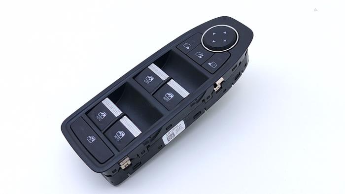 Usados Interruptor combinado de ventanillas Renault Captur II (RJB) 1.6 E-Tech 145 Precio € 175,00 IVA incluido ofrecido por Automaterialen Ronald Morien B.V.