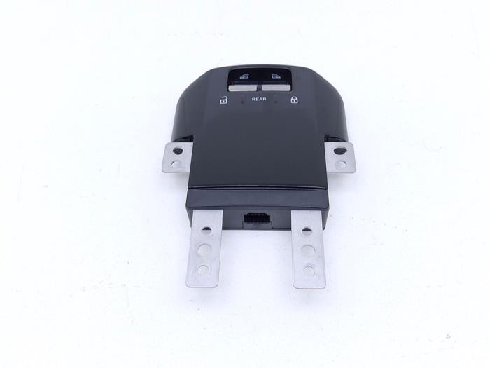 Usados Interruptor de ventanilla eléctrica Volvo EX30 Twin Motor Performance 69 kWh Precio € 95,00 Norma de margen ofrecido por Automaterialen Ronald Morien B.V.