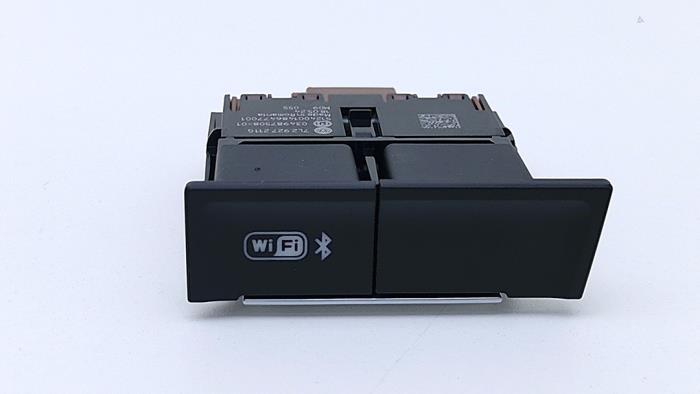 Używane Modul Bluetooth Volkswagen California T6 2.0 TDI 204 4Motion Cena € 24,20 Z VAT oferowane przez Automaterialen Ronald Morien B.V.