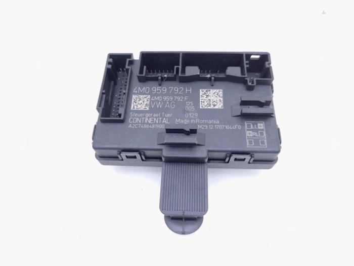 Używane Modul centralnego zamka Audi S5 (F53/F5P) 3.0 TFSI V6 24V Cena € 65,00 Procedura marży oferowane przez Automaterialen Ronald Morien B.V.