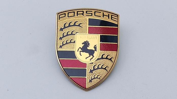 Używane Emblemat Porsche Cayenne III (9YA) 3.0 V6 Turbo 24V E-Hybrid Cena € 78,65 Z VAT oferowane przez Automaterialen Ronald Morien B.V.