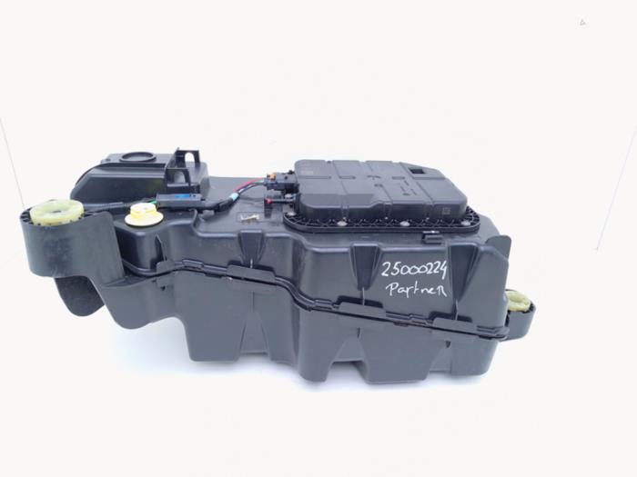 Gebrauchte Adblue Tank Peugeot Partner (EA//EF/EN/EU) 1.5 BlueHDi 100 Preis € 423,50 Mit Mehrwertsteuer angeboten von Automaterialen Ronald Morien B.V.
