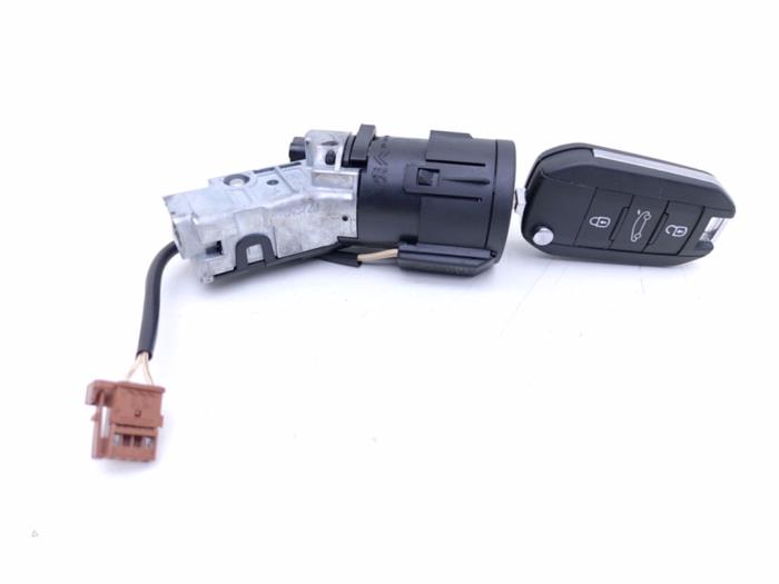 Używane Stacyjka + Kluczyk Opel Corsa F (UB/UH/UP) 1.5 CDTI 100 Cena € 29,00 Procedura marży oferowane przez Automaterialen Ronald Morien B.V.