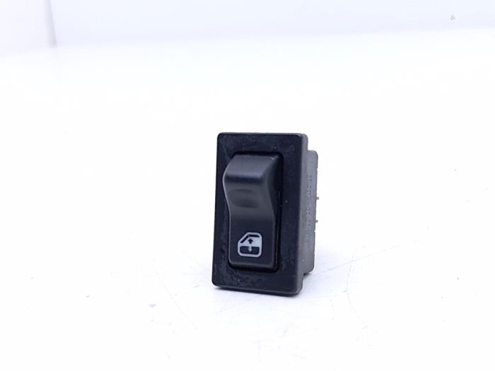 Usados Interruptor de ventanilla eléctrica Ferrari Maranello 550 48V Precio € 95,00 Norma de margen ofrecido por Automaterialen Ronald Morien B.V.