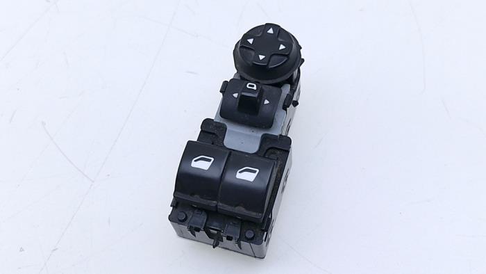 Usados Interruptor combinado de ventanillas Peugeot Expert (V1/VA/VB/VE/VF/VT/VY) 1.5 BlueHDi 100 Precio € 35,09 IVA incluido ofrecido por Automaterialen Ronald Morien B.V.