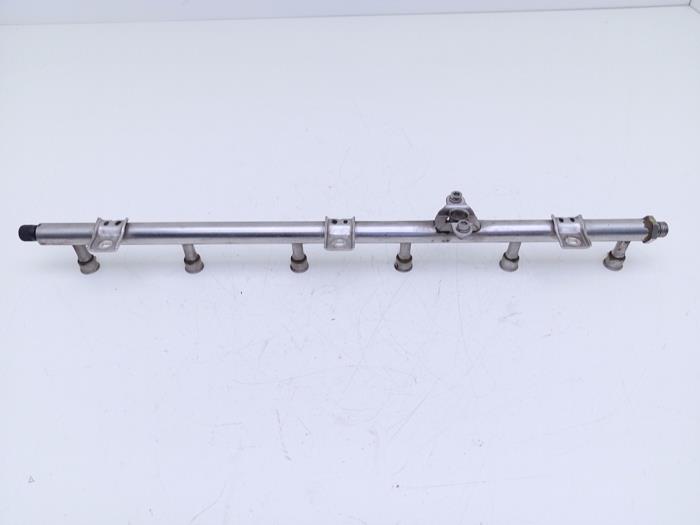 Gebrauchte Kraftstoffverteiler Ferrari Maranello 550 48V Preis € 745,00 Margenregelung angeboten von Automaterialen Ronald Morien B.V.