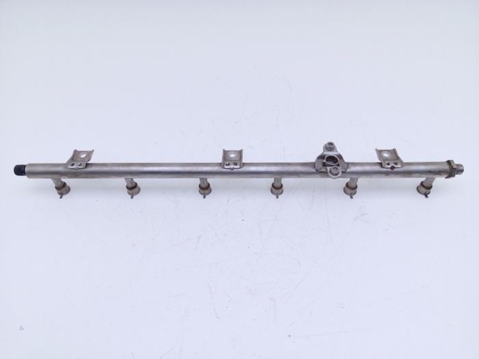 Gebrauchte Kraftstoffverteiler Ferrari Maranello 550 48V Preis € 745,00 Margenregelung angeboten von Automaterialen Ronald Morien B.V.