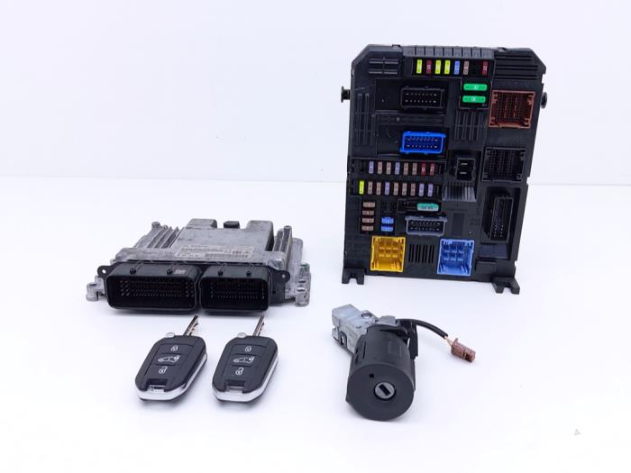 Used Ignition lock + computer Opel Combo Cargo 1.5 CDTI 130 Price € 425,00 Inclusive VAT offered by Automaterialen Ronald Morien B.V.