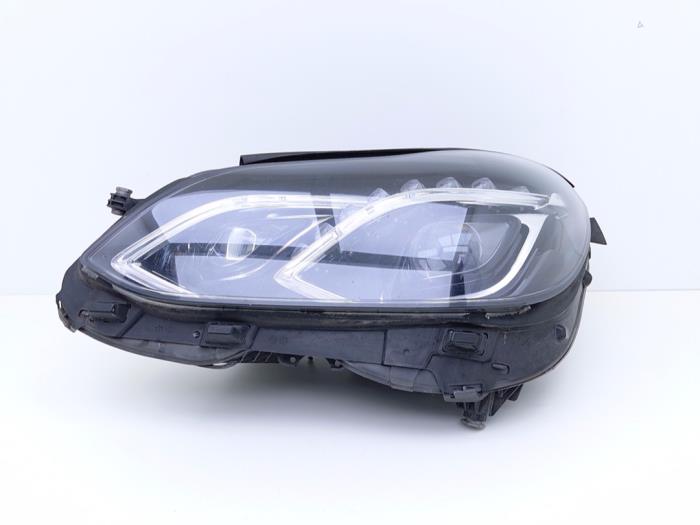 Używane Reflektor lewy Mercedes E (W212) E-200 CDI 16V BlueEfficiency,BlueTEC Cena € 995,00 Z VAT oferowane przez Automaterialen Ronald Morien B.V.