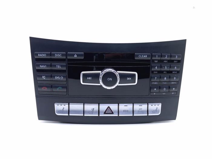 Używane Radio Mercedes E (W212) E-200 CDI 16V BlueEfficiency,BlueTEC Cena € 144,99 Z VAT oferowane przez Automaterialen Ronald Morien B.V.