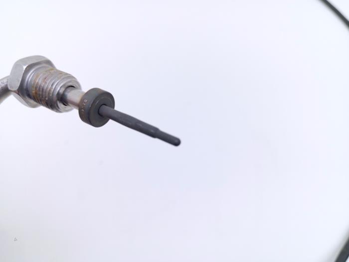 Engine temperature sensor from a Volkswagen Tiguan (5N1/2) 2.0 TDI 16V 4Motion 2013