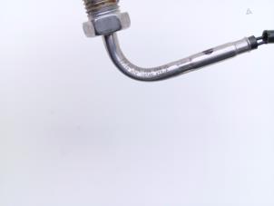 Engine temperature sensor from a Volkswagen Tiguan (5N1/2) 2.0 TDI 16V 4Motion 2013