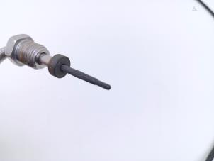 Engine temperature sensor from a Volkswagen Tiguan (5N1/2) 2.0 TDI 16V 4Motion 2013
