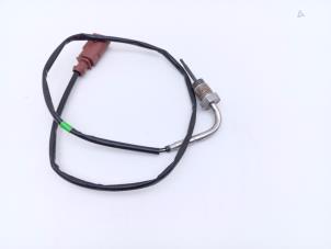 Engine temperature sensor from a Volkswagen Tiguan (5N1/2) 2.0 TDI 16V 4Motion 2013