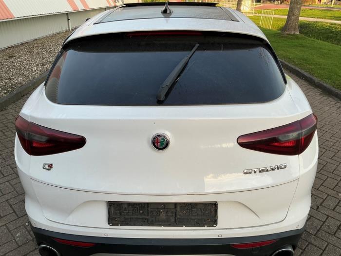 Begagnade Baklucka Alfa Romeo Stelvio (949) 2.0 T 16V Q4 Pris € 895,00 Inklusive moms erbjuds av Automaterialen Ronald Morien B.V.