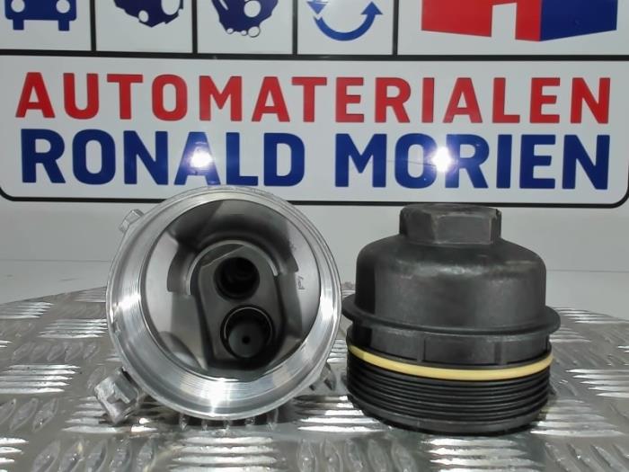 Oil filter housing from a Volkswagen Polo IV (9N1/2/3) 1.2 55 2004
