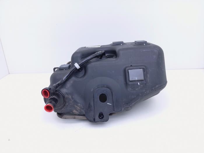 Gebrauchte Adblue Tank BMW 3 serie Touring (F31) 320d xDrive 2.0 16V Preis € 195,00 Margenregelung angeboten von Automaterialen Ronald Morien B.V.