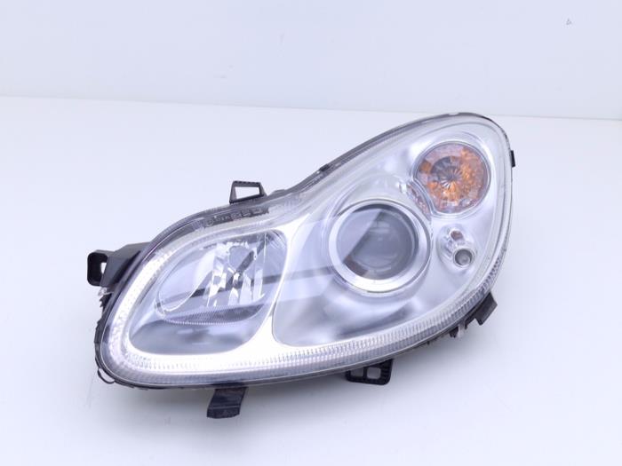 Używane Reflektor lewy Smart Fortwo Cabrio (451.4) 1.0 12V Micro Hybrid Drive Cena € 125,00 Procedura marży oferowane przez Automaterialen Ronald Morien B.V.