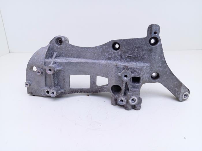 Usagé Support dynamo bas Audi RS 3 Limousine (8VS/8VM) 2.5 TFSI 20V Quattro Prix € 95,00 Règlement à la marge proposé par Automaterialen Ronald Morien B.V.