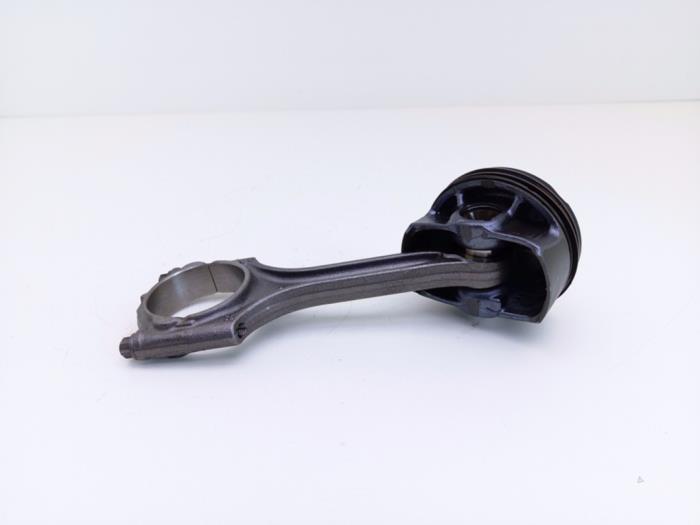 Usagé Piston Volvo V40 (MV) 1.5 T3 16V Geartronic Prix € 125,00 Règlement à la marge proposé par Automaterialen Ronald Morien B.V.