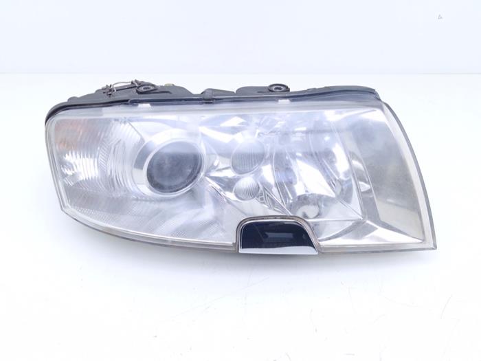 Używane Reflektor prawy Skoda Superb (3U4) 2.8 V6 30V Cena € 145,00 Procedura marży oferowane przez Automaterialen Ronald Morien B.V.