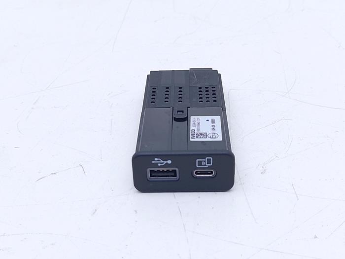 Używane Modul USB Iveco New Daily VI 35C18,35S18,40C18,50C18,60C18,65C18,70C18 Cena € 42,35 Z VAT oferowane przez Automaterialen Ronald Morien B.V.