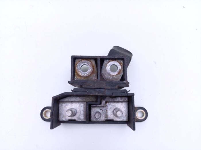 Gebrauchte Stromverteiler Bentley Continental GT 6.0 W12 48V Preis € 35,00 Margenregelung angeboten von Automaterialen Ronald Morien B.V.