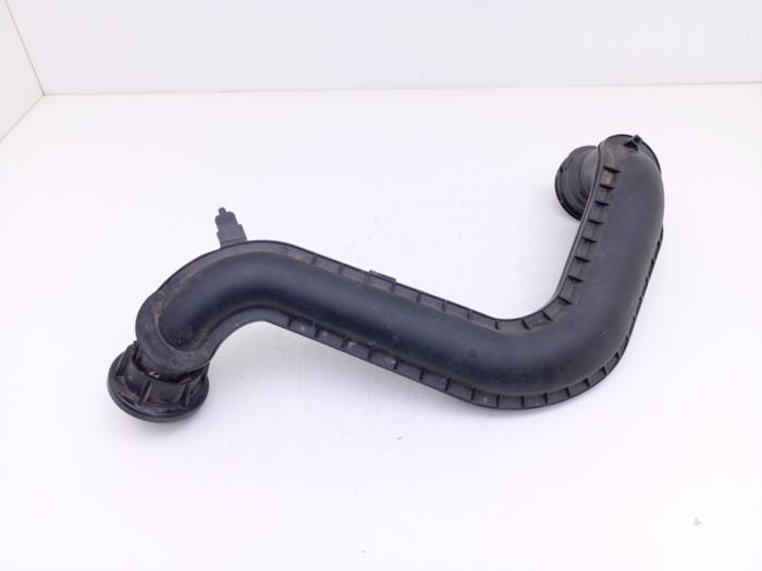 Usagé Tube intercooler Cupra Formentor 1.5 e-Hybrid VZ 16V Prix € 39,00 Prix TTC proposé par Automaterialen Ronald Morien B.V.