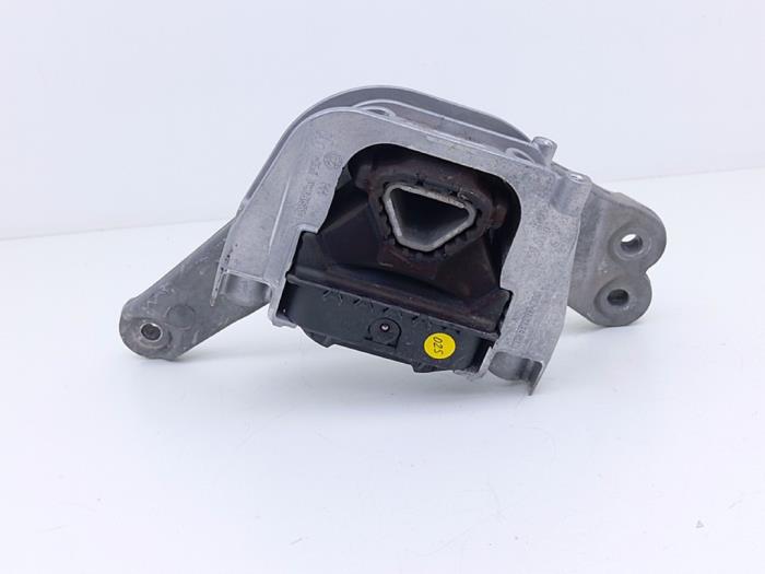Usagé Support moteur Cupra Formentor 1.5 e-Hybrid VZ 16V Prix € 59,29 Prix TTC proposé par Automaterialen Ronald Morien B.V.
