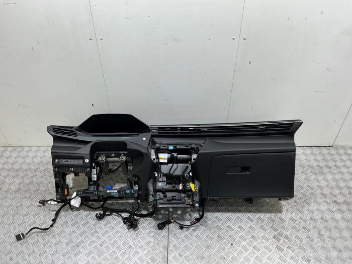 Usados Salpicadero Peugeot 308 (F3/FB/FH/FM/FP) 1.6 16V HYBRID 180 Precio € 719,95 IVA incluido ofrecido por Automaterialen Ronald Morien B.V.
