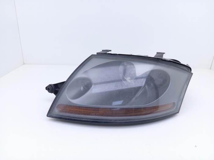Używane Reflektor lewy Audi TT (8N3) 3.2 V6 24V Quattro Cena € 695,00 Procedura marży oferowane przez Automaterialen Ronald Morien B.V.