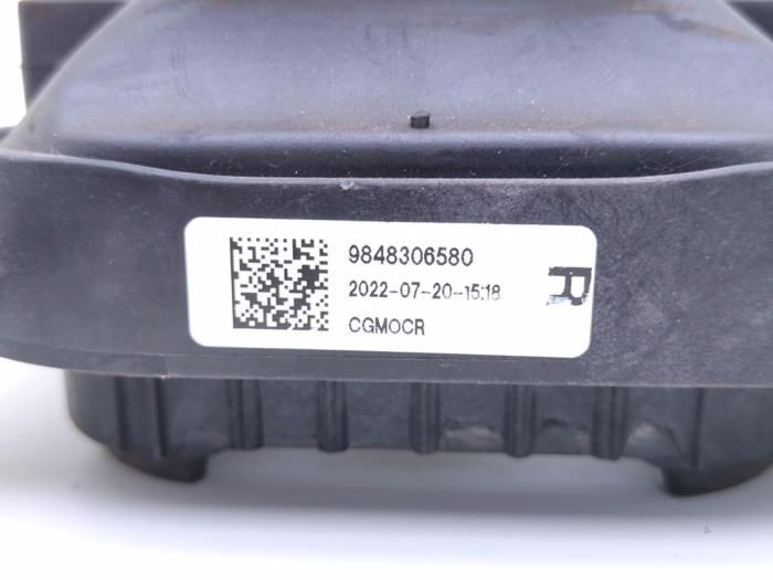 Engine mount from a Peugeot 408 1.2 12V Hybrid 136 2025