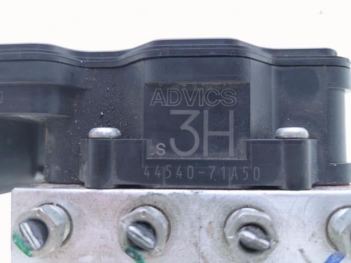 ABS Pumpe van een Toyota Hilux V/VI 2.4 D4D-F 16V 4x4 2021