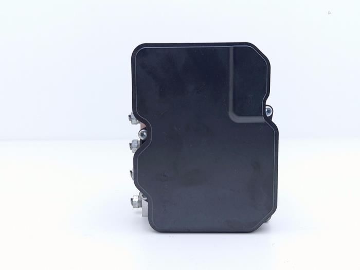 ABS Pumpe van een Toyota Hilux V/VI 2.4 D4D-F 16V 4x4 2021