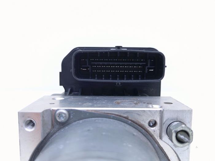 ABS Pumpe van een Toyota Hilux V/VI 2.4 D4D-F 16V 4x4 2021