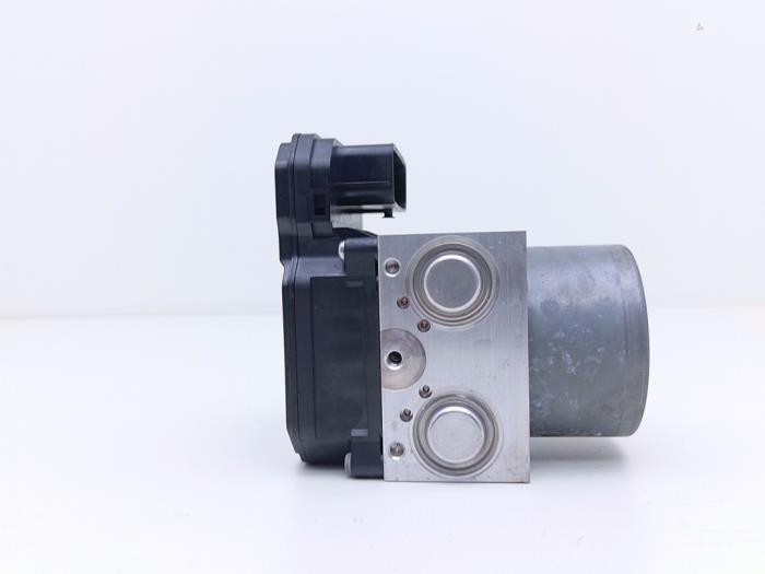 ABS Pumpe van een Toyota Hilux V/VI 2.4 D4D-F 16V 4x4 2021