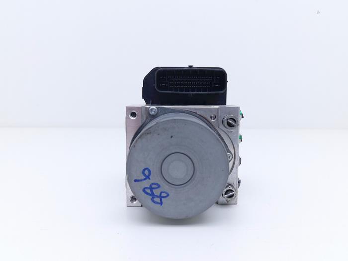 Used ABS pump Toyota Hilux V/VI 2.4 D4D-F 16V 4x4 Price € 495,00 Inclusive VAT offered by Automaterialen Ronald Morien B.V.