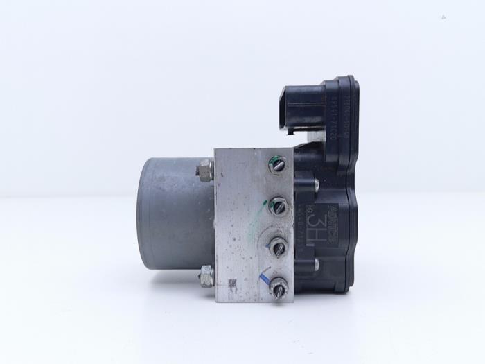 ABS Pumpe van een Toyota Hilux V/VI 2.4 D4D-F 16V 4x4 2021