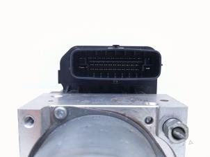 ABS Pumpe van een Toyota Hilux V/VI 2.4 D4D-F 16V 4x4 2021