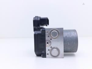 ABS Pumpe van een Toyota Hilux V/VI 2.4 D4D-F 16V 4x4 2021