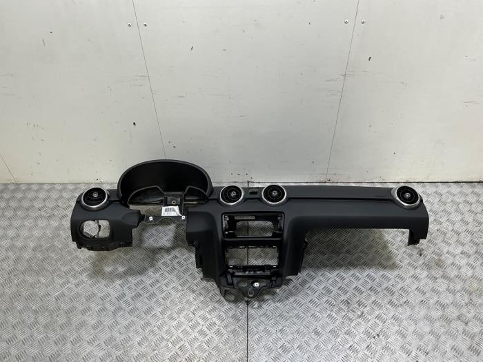 Usados Salpicadero Audi A1 (8X1/8XK) 1.6 TDI 16V Precio € 495,00 Norma de margen ofrecido por Automaterialen Ronald Morien B.V.