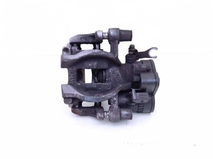 Gebrauchte Bremszange links hinten BMW 2 serie Gran Coupe (F44) 220i 2.0 16V Twin Power Turbo Preis € 65,00 Margenregelung angeboten von Automaterialen Ronald Morien B.V.