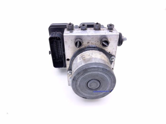 Usados Bomba ABS Renault Master III (EV/HV/UV/VA/VB/VD/VF/VG/VJ) 2.3 dCi 165 16V FWD Precio € 149,00 IVA incluido ofrecido por Automaterialen Ronald Morien B.V.