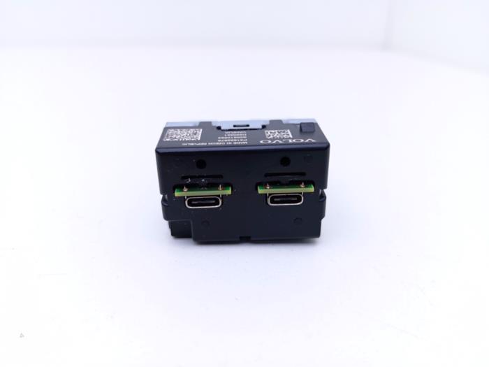 Usados Módulo USB Polestar Polestar 2 78kWh Long Range Single Motor Precio € 45,00 IVA incluido ofrecido por Automaterialen Ronald Morien B.V.