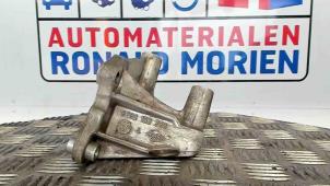 Used Diesel pump bracket Renault Laguna Price € 15,00 Margin scheme offered by Automaterialen Ronald Morien B.V.