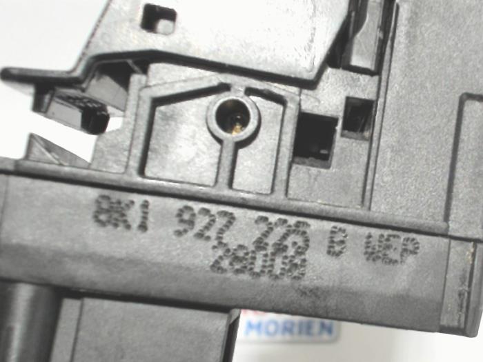 Interruptor de freno de mano de un Audi A4 (B8) 1.8 TFSI 16V 2012