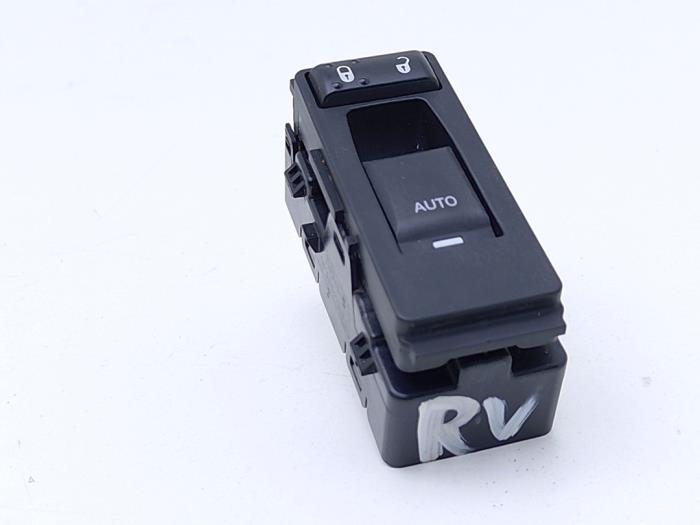 Usados Interruptor de ventanilla eléctrica Chrysler Sebring II (JS) 2.0 CRD 16V Precio € 20,00 Norma de margen ofrecido por Automaterialen Ronald Morien B.V.