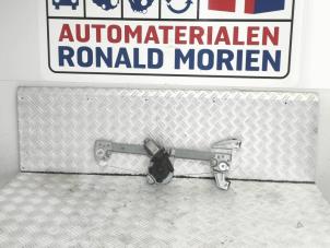 Usagé Mécanique vitre 4portes avant gauche Peugeot 107 1.0 12V Prix € 29,00 Règlement à la marge proposé par Automaterialen Ronald Morien B.V.